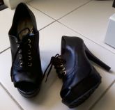 SANDÁLIA PRETA DE CADAÇO - COURO:*