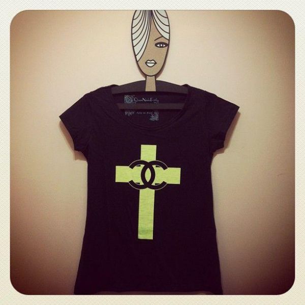 T-SHIRT PRETA CRUZ CHANEL TAMANHO M