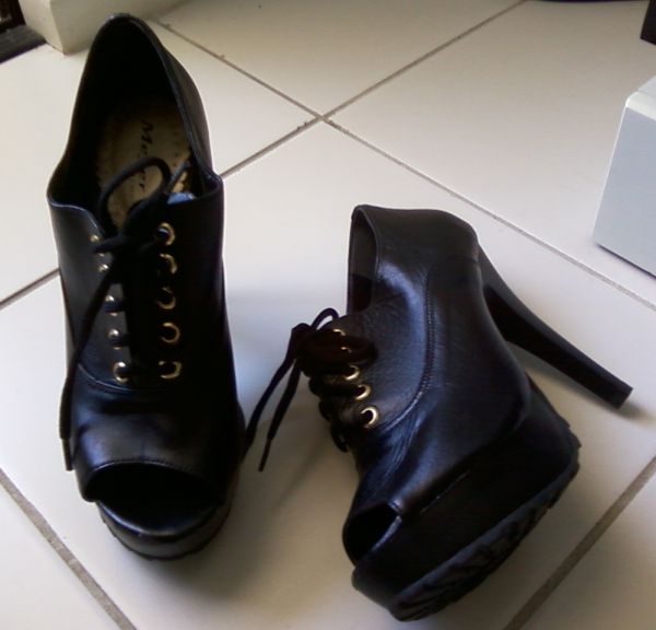 SANDÁLIA PRETA DE CADAÇO - COURO:*